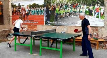 Aktyvūs sporto žaidimai (futbolas, krepšinis, stalo tenisas) ir lauko šachmatai Lietuvos sporto muziejaus kiemelyje