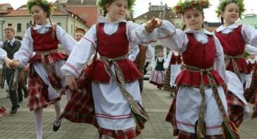 70-metį švenčianti „Ugnelė“ kviečia vilniečius ir visus tautinio šokio gerbėjus į festivalį DRAUGAI DRAUGAMS Vilniaus Katedros aikštėje