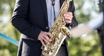 Perkūno namų sodelyje Seržo improvizacijos saksofonu