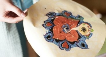 Relaksacinė mandalų tapyba ant vandens apvaliuose induose (ebru)