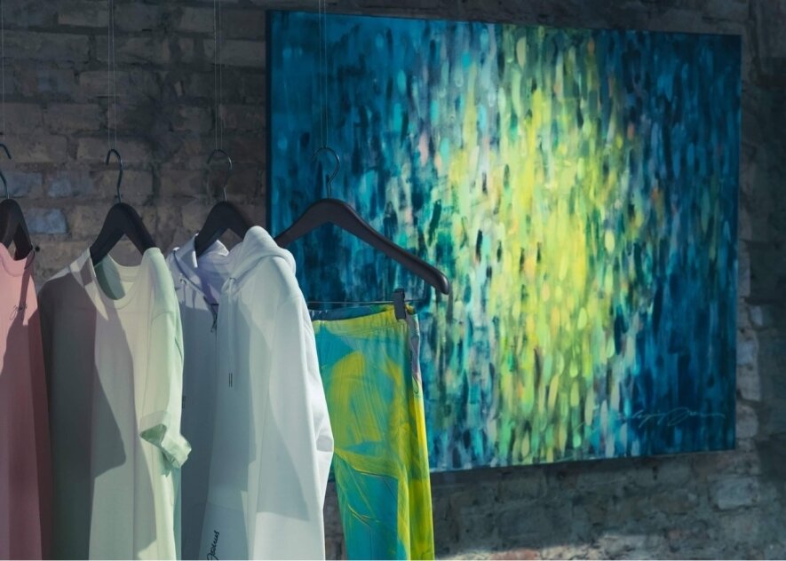 Julia Janus meno ir mados hibridinė kapsulė pop up parodoje „Trys +viena”