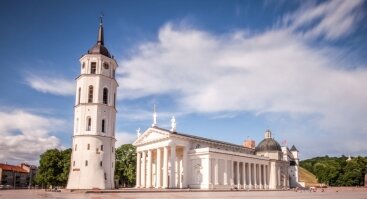 Prie Vilniaus katedros varpinės laiptų (Katedros aikštė 1, Vilnius)