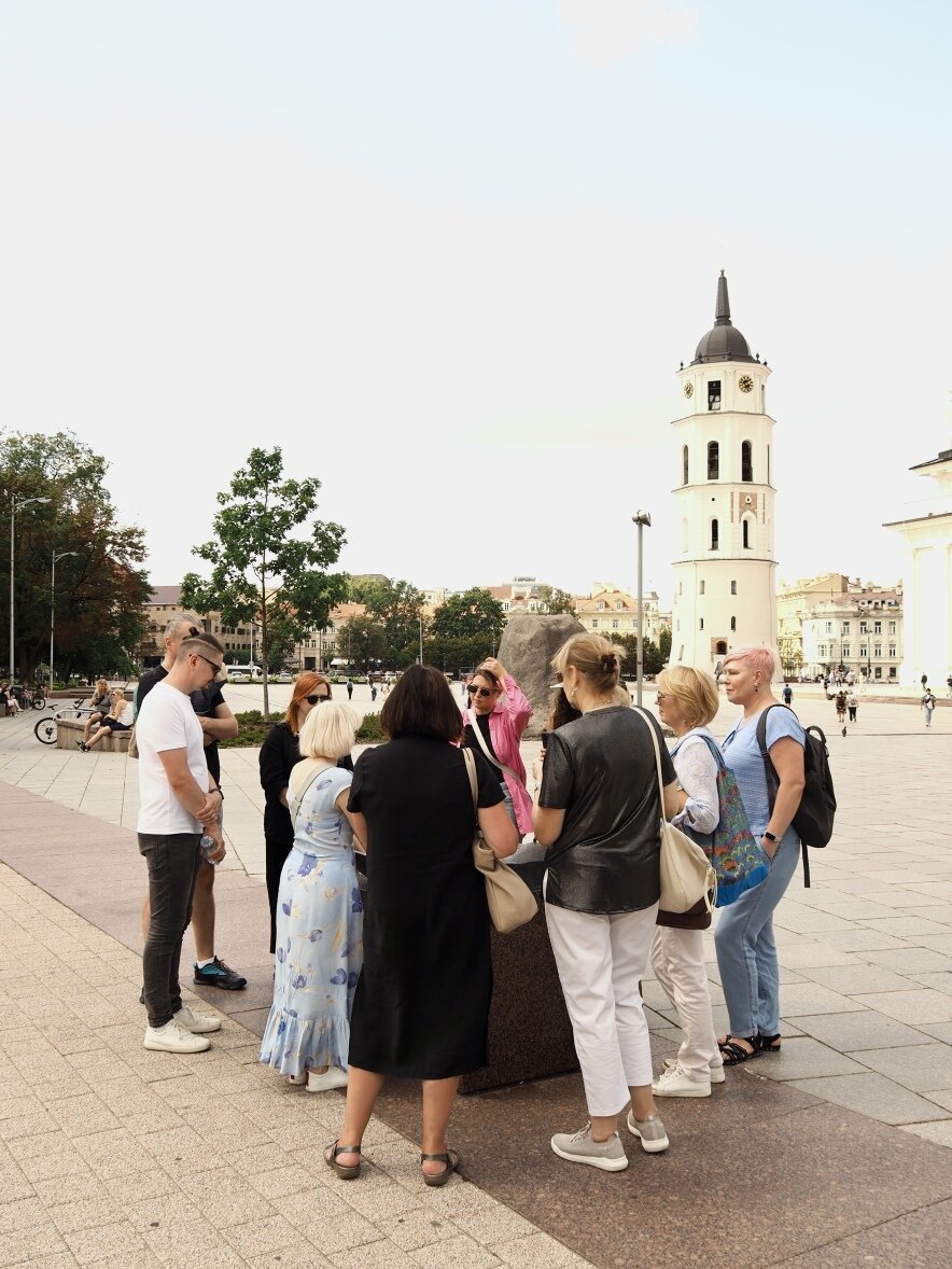 Šventaragio g. 2 Katedros aikštėje prie bronzinio Žemutinės pilies istorinio maketo