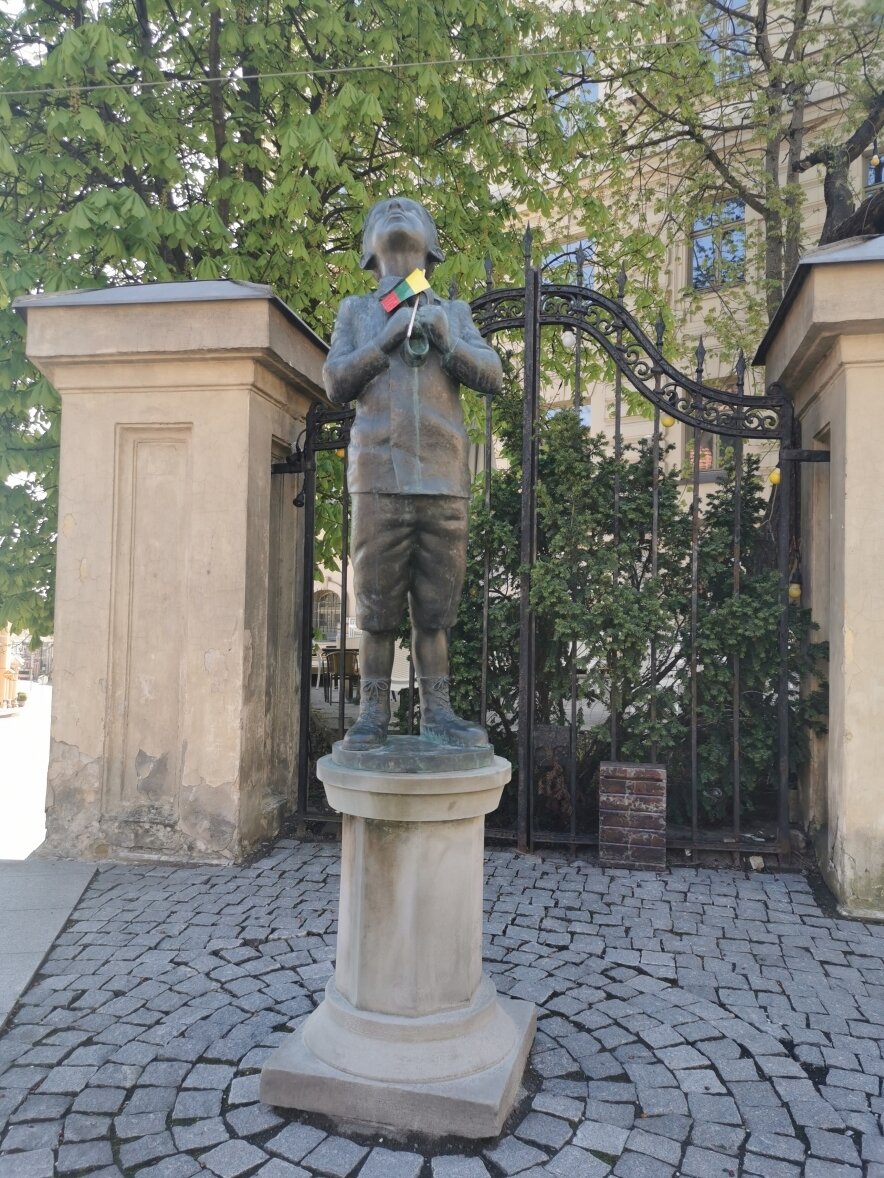 J. Basanavičiaus ir Mindaugo gatvių sankryža, prie Romain Gary paminklo 